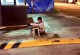 Бездомный мальчик делал уроки на обочине дороги. Одна фотография изменила всю его жизнь.
