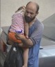 Беженец продавал ручки на улице с ребенком на руках, но фотография журналиста изменила его жизнь