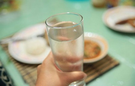 Можно ли пить воду после еды: развенчиваем мифы
